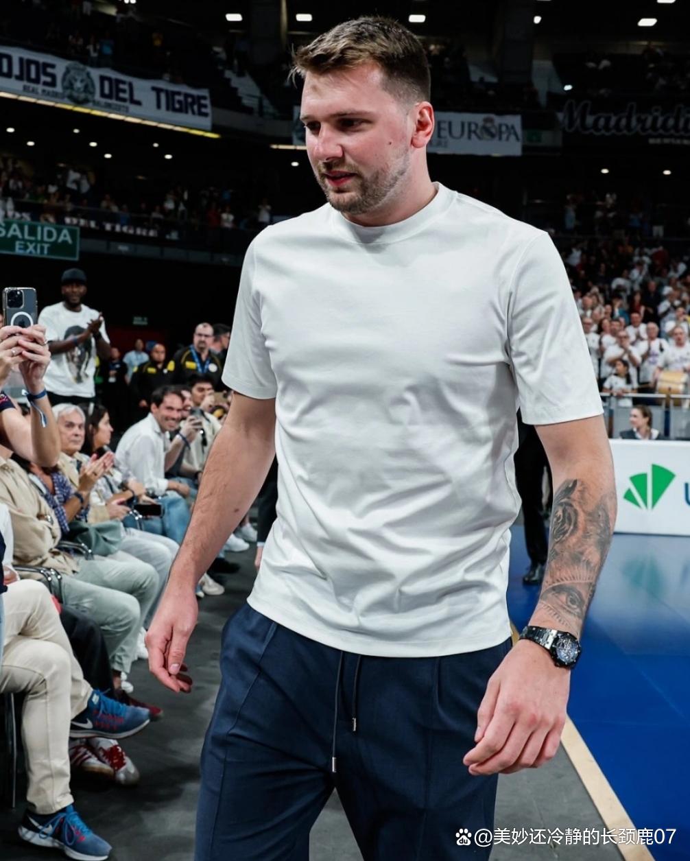 开云中国官网APP-东契奇迎来十赛季出色发挥，SKT观众热烈欢呼！引发球迷热议(一个人探索世界仅仅是因为好奇吗)